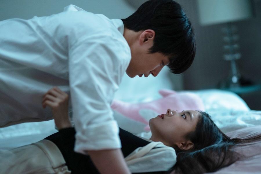 Lee Se Young Accidentally Falls Into Bed With Bae In Hyuk In “The Story Of Park’s Marriage Contract”